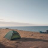 【海釣り】秋に釣行するタイミング | 気温の変化と服装の選び方 をイメージした 広角の風景、秋 の写真