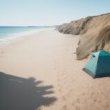 【ビーチバッグ】砂を除去する方法 | 簡単にきれいにする手順 をイメージした 広角の風景 の写真