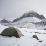 【登山】気温が急激に下がるサイン | 山での体温管理と対策 をイメージした 広角の風景、山 の写真