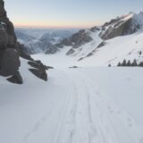 【登山】初心者が知っておきたい遭難を防ぐ準備 | 安全なルート選びと対策 をイメージした 広角の風景、山 の写真
