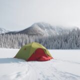 【ウィンタースポーツ】装備の持ち運び方 | 雪山への移動を楽にするコツ をイメージした 広角の風景、冬、山、雪景色 の写真