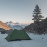 【登山用ギア】買い替え時期の見極め方 | 寿命を示すサインと点検方法 をイメージした 広角の風景、山 の写真