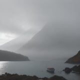 【海釣り】濃い霧で視界が遮られる状況 | 安全な釣行のための注意点 をイメージした 広角の風景 の写真
