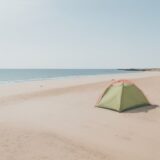 【海遊び】後片付けのコツ | 砂を落として道具を管理する方法 をイメージした 広角の風景 の写真