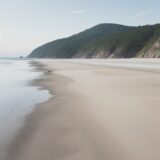 【潮位】低い海辺の歩き方 | 危険な場所の見分け方 をイメージした 広角の風景 の写真