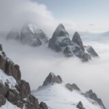 【登山】霧で視界が消えた時の対処法 | 遭難を防ぐルート確認と回避策 をイメージした 広角の風景、山 の写真
