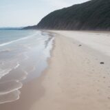 【潮位】満潮時の海辺での注意点 | 安全な避難基準の目安 をイメージした 広角の風景 の写真