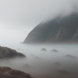【海霧】遭難のリスクと回避策 | 安全な航行のための注意点 をイメージした 広角の風景 の写真