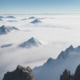 【雲海】登山のタイミングと発生条件 | 山頂で見るための準備とポイント をイメージした 広角の風景、ハイキング の写真