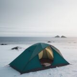 【低体温症】海で濡れた服装への対処法 | 体温を守る手順と注意点 をイメージした 広角の風景 の写真