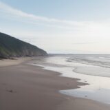 【潮位】低い海辺での歩き方 | おすすめの服装と靴選び をイメージした 広角の風景 の写真