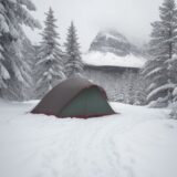 【低体温症】登山の濡れ対策以外の予防策 | 体温を維持する服装と準備 をイメージした 広角の風景、ハイキング の写真