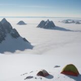 【山頂到達】標高3000メートルの峰 | 見下ろす雲海と景色 をイメージした 広角の風景、山頂 の写真