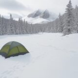 【体温管理】季節で変わる山の気温 | 服装と装備でリスクを減らす方法 をイメージした 広角の風景、山 の写真