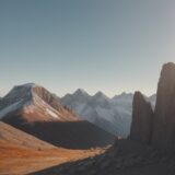 【登山】山頂に辿り着いた瞬間の達成感 | 秋の空の下で眺める山の景色 をイメージした 広角の風景、山、秋、山 の写真