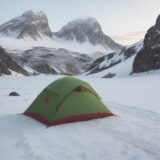 【登山装備】初心者が揃えるべき持ち物 | 山行前の準備リスト をイメージした 広角の風景、山 の写真