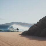 【ウインドサーフボード】波乗りのコツ | スウェルの選び方と乗り方 をイメージした 広角の風景 の写真