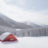 【スキー】北海道のパウダースノー | 雪山を滑る体験記 をイメージした 広角の風景、雪景色、山、雪景色 の写真