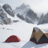 【雪山】冬の登山で知っておきたい天候 | 寒さへの対策と注意点 をイメージした 広角の風景、山、雪景色、山、冬 の写真