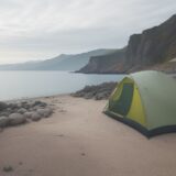 【海釣り】初心者が揃えるべき道具 | 準備から釣行までの流れ をイメージした 広角の風景 の写真