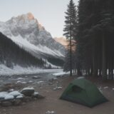 【登山ポール】山歩きの負担を減らす選び方 | 実際の使用感と注意点 をイメージした 広角の風景、ハイキング の写真
