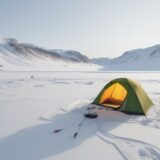 【アイスフィッシング】雪の中での釣り | 氷の下で待つ時間 をイメージした 広角の風景、雪景色 の写真