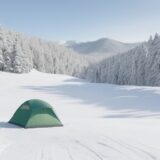 【スノーボード】雪山の斜面を板で滑り降りる | 北海道のゲレンデを巡る をイメージした 広角の風景、雪景色、山、雪景色 の写真