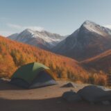 【登山地図】アナログとデジタルの使い分け | 紅葉の山道でルートを確認 をイメージした 広角の風景、ハイキング、秋、山、登山道 の写真
