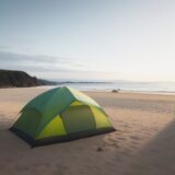 【海洋生物】海辺を歩くときの注意点 | 生物多様性を守るためのルール をイメージした 広角の風景 の写真