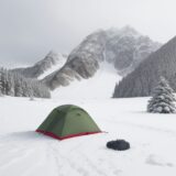 【登山】暴風雪の危険を避ける方法 | 天候悪化時に生き残る判断基準 をイメージした 広角の風景、山 の写真