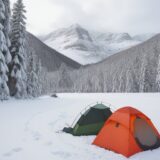 【遭難防止】冬山の登山で備える準備 | 非常食の選び方と持ち物リスト をイメージした 広角の風景、ハイキング、冬 の写真