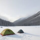 【防寒ウェア】冬の雪山登山で冷えを防ぐ工夫 | 保温力を高める服装選び をイメージした 広角の風景、冬、山、冬 の写真