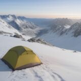 【高度計】山頂までの残り距離を計算する技術 | 冬山のルート確認 をイメージした 広角の風景、山、冬 の写真