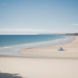 【サーフィン】波乗りボードの選び方 | 夏の海岸で過ごす一日の流れ をイメージした 広角の風景、夏 の写真