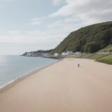 【フィッシングロッド】堤防釣りでの選び方 | 夏の海辺で過ごす休日 をイメージした 広角の風景、夏 の写真