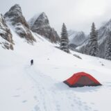 【雪山登山】雪化粧に包まれた山頂までの道 | 冬のルートと準備する持ち物 をイメージした 広角の風景、山、冬、雪景色、冬 の写真