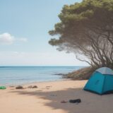 【海洋汚染】夏の砂浜に溜まったプラスチックごみの状況 | 海の環境保護 をイメージした 広角の風景、夏 の写真