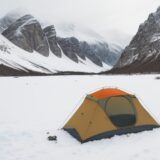 【山岳救助】雪山で遭難した際に生き残る方法 | 防寒装備のポイント をイメージした 広角の風景、山、山、雪景色 の写真