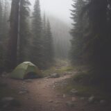 【防水リュック】雨の山道を歩く | 荷物を守る軽量バックパックの選び方 をイメージした 広角の風景、山、登山道 の写真