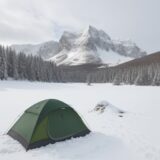 【山の天気予報】山域の気温を確認して | 冬の登山の服装を準備する をイメージした 広角の風景、山、ハイキング、冬 の写真