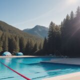【フィン水泳】プールのコースを往復して練習する | 水を蹴って進む速度感 をイメージした 広角の風景 の写真