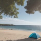 【海釣り用具】リールと釣竿の揃え方 | 夏の波打ち際で使う道具一覧 をイメージした 広角の風景、夏 の写真