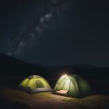 【キャンプ用品】星空の下に持っていく道具 | 自然の中で過ごす夜の時間 をイメージした 広角の風景 の写真