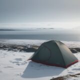 【ウェットスーツ】冬の海で体温を維持する | 保温性を高める選び方 をイメージした 広角の風景、冬 の写真