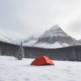 【防寒対策】雪山の冷えから身を守る | 体温を維持する服装の選び方 をイメージした 広角の風景、山、雪景色 の写真