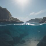 【フィン】水推力を高める選び方 | 夏の海でスピードを出す泳ぎ方 をイメージした 広角の風景、夏 の写真