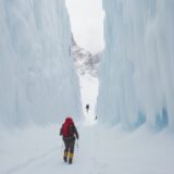 【アイスクライミング】冬の氷壁を登る | 安全のための装備と注意点 をイメージした 広角の風景、冬 の写真