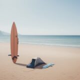 【サーフボード】砂浜から海へ出る準備 | 初心者が選ぶ板の種類と条件 をイメージした 広角の風景 の写真