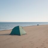【海釣り】初心者が揃える浮きの選び方 | 夏の波止場で道具を準備する をイメージした 広角の風景、夏 の写真