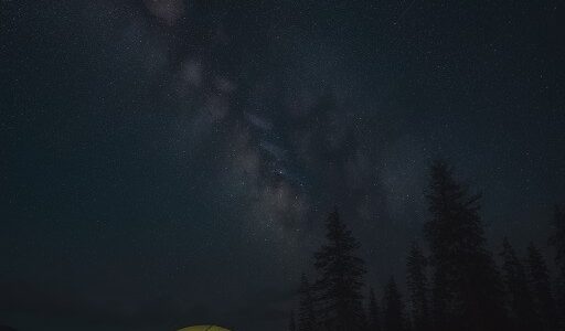 【キャンプ場】夜に星空が見える場所 | 自然の中にあるサイトの探し方